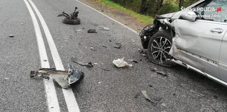 Poważnie wyglądający wypadek. Fiat uderzył w mercedesa, KMP