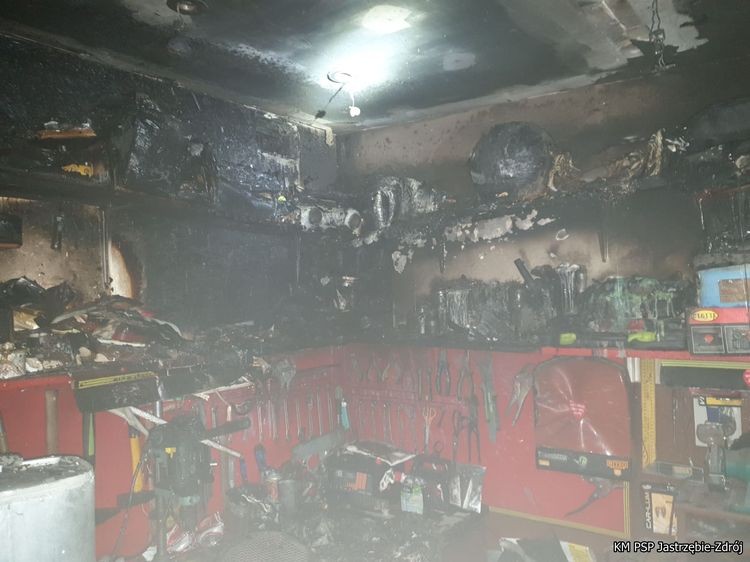 Zwarcie instalacji przyczyną pożaru garażu, straż pożarna