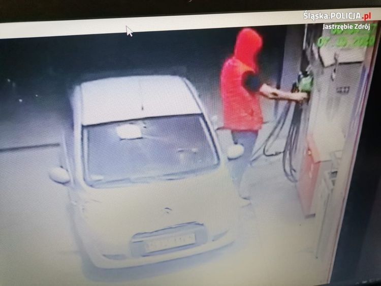 Kradzież samochodu w centrum Jastrzębia. Rozpoznajesz podejrzanego?, Policja