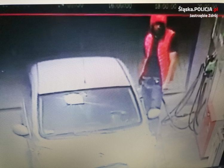 Kradzież samochodu w centrum Jastrzębia. Rozpoznajesz podejrzanego?, Policja