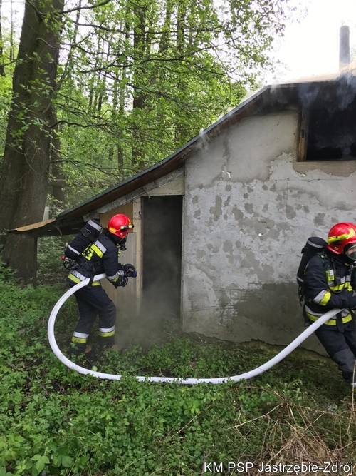 Pożar altany na Podhalańskiej. Straty oszacowano na 10 tys zł, KM PSP Jastrzębie-Zdrój