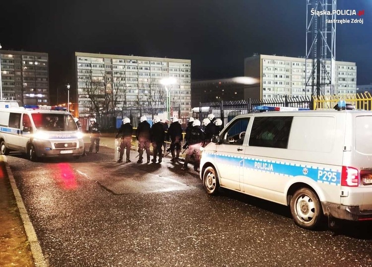 Policjanci przed meczem zatrzymali posiadaczy narkotyków, KMP Jastrzębie-Zdrój