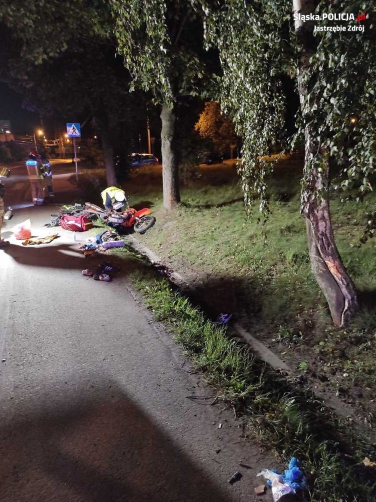 Motocyklista uderzył w dwa drzewa i wpadł do rowu. Uratowali go policjanci, KMP Jastrzębie