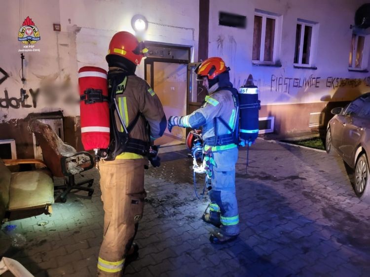 Pożar piwnicy w budynku przy ul. Stodoły. Ewakuowano mieszkańców, KMP Jastrzębie/PSP Jastrzębie