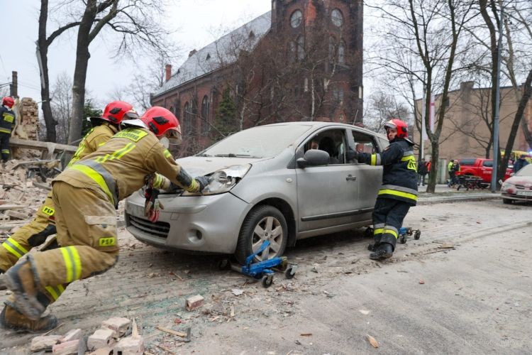AKTUALIZACJA: Katowice: Strażacy szukają dwóch osób. Na miejscu pracuje grupa z Jastrzębia, Państwowa Straż Pożarna