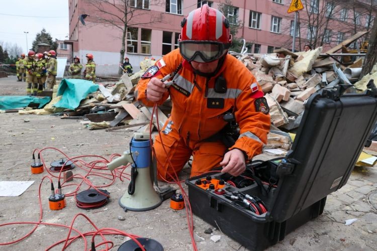 AKTUALIZACJA: Katowice: Strażacy szukają dwóch osób. Na miejscu pracuje grupa z Jastrzębia, Państwowa Straż Pożarna