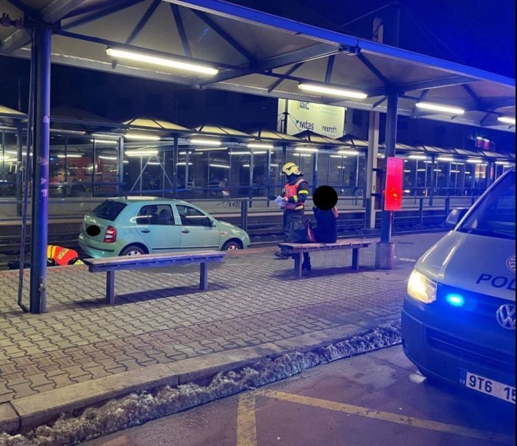 Młoda kobieta jechała za nawigacją. Utknęła… na torowisku, Policie České republiky