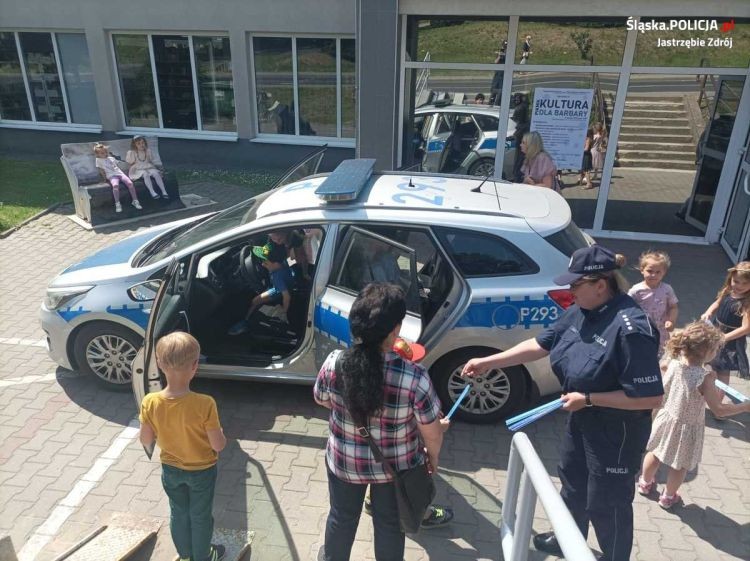 „Cała Polska czyta dzieciom” - jastrzębscy policjanci odwiedzają najmłodszych, KMP Jastrzębie