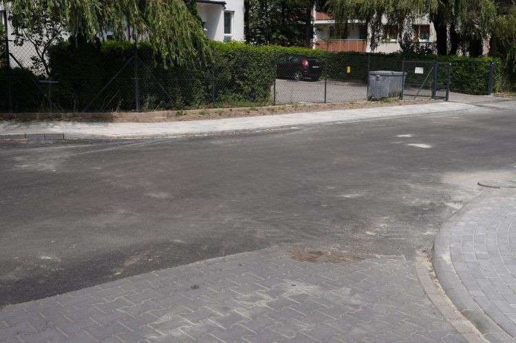 Nowy chodnik i nowy asfalt. Odświeżona ul. Ruchu Oporu, UM Jastrzębie