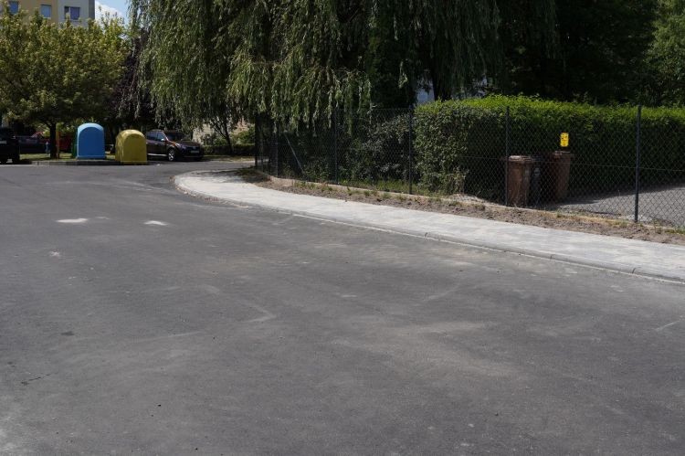 Nowy chodnik i nowy asfalt. Odświeżona ul. Ruchu Oporu, UM Jastrzębie