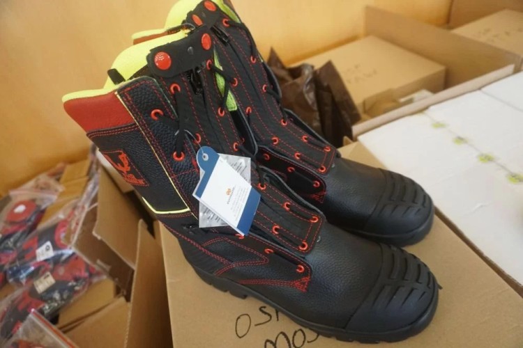 Buty, hełmy, rękawice - strażacy z OSP z nowymi elementami wyposażenia, UM Jastrzębie
