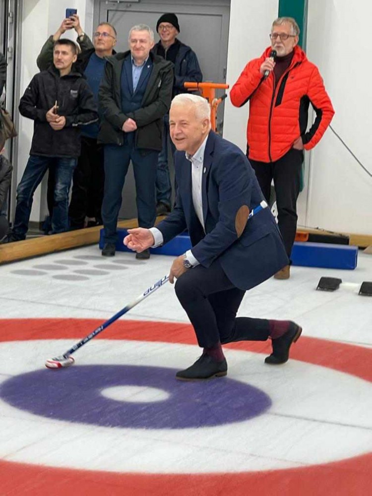 W Pawłowicach otwarto nowy tor curlingowy. Wstęgę przeciął sam Apoloniusz Tajner, czytelnik