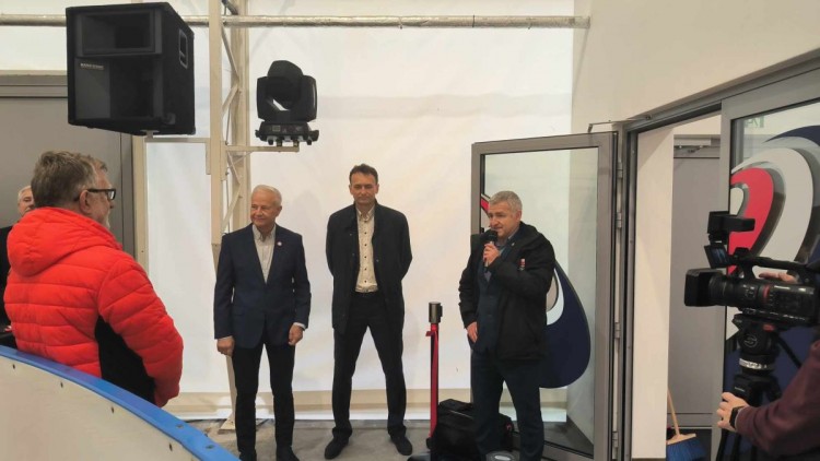 W Pawłowicach otwarto nowy tor curlingowy. Wstęgę przeciął sam Apoloniusz Tajner, czytelnik