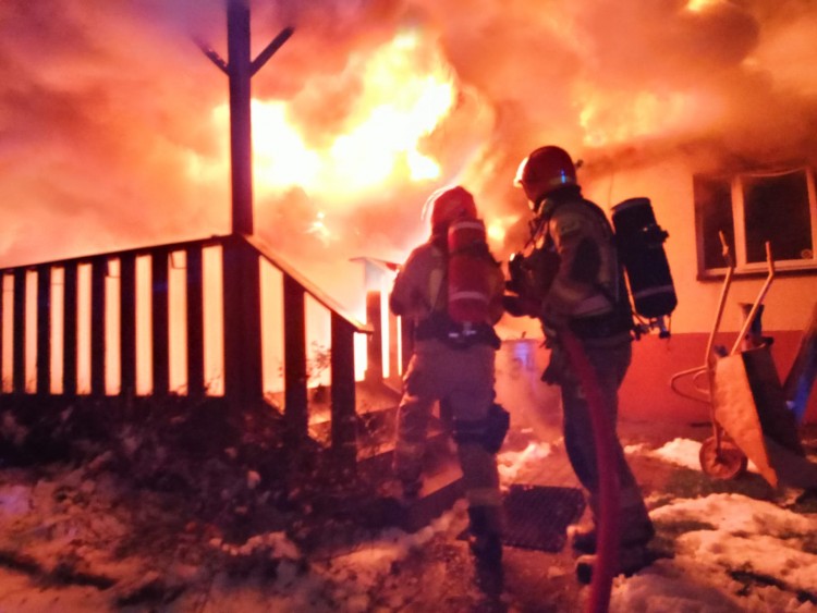 Nocny pożar w Jastrzebiu-Zdroju. Domek letniskowy doszczętnie spłonął, PSP Jastrzębie-Zdrój
