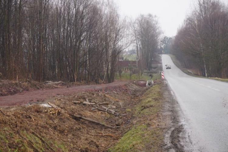 Libowiec: postępuja prace przy budowie chodnika i ścieżki rowerowej, UM Jastrzębie