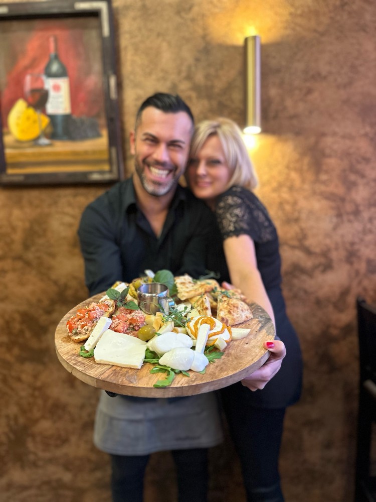 Restauracja Aperitivo wróciła na gastronomiczną mapę Rybnika. Klienci zaczęli wracać z uśmiechem na twarzach, Materiał Partnera, całoroczny ogród Aperitivo wykonały firmy DK Glass i Suver.