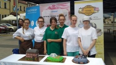 Młode adeptki cukiernictwa z ZSZ stworzyły piłkarski tort