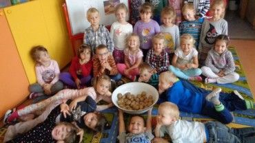 Dzieci z PP 2 i ZSS przy WSRdD wspólnie obchodziły Święto Pieczonego Ziemniaka