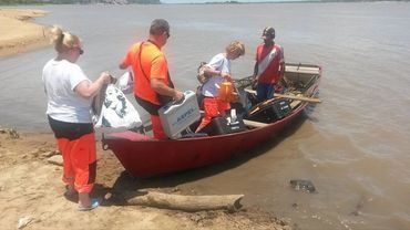 Misja Paragwaj: w drodze do Indian musieli zostawić auto i popłynąć rzeką (wideo)
