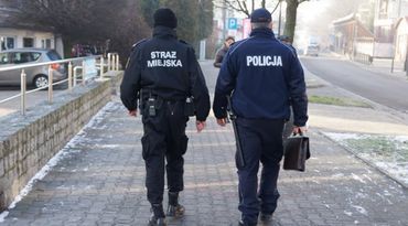 Policjanci i strażnicy miejscy wspólnie patrolują miasto