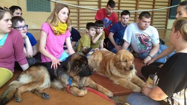 Psy terapeutyczne odwiedziły podopiecznych stowarzyszenia „Tęcza”