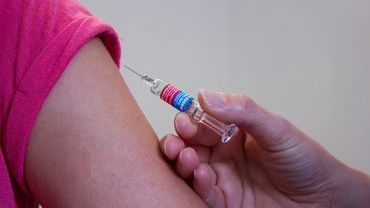 Seniorzy mogą skorzystać z bezpłatnych szczepionek przeciwko grypie