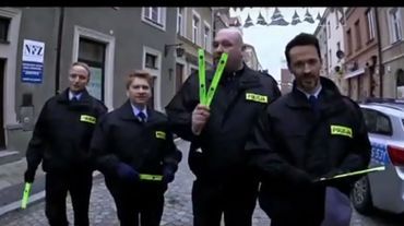 Policjanci z „Ojca Mateusza” zachęcają do noszenia odblasków (wideo)