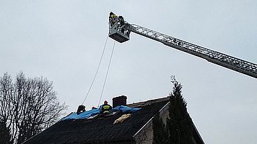 Pożar w domu jednorodzinnym. Ogień zajął część dachu