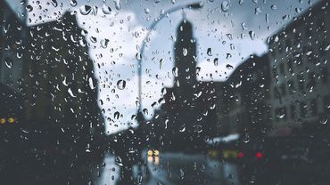 Deszcz nie sprzyja kierowcom