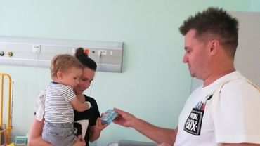 Znany kabareciarz odwiedził dzieci z jastrzębskiej pediatrii [wideo]