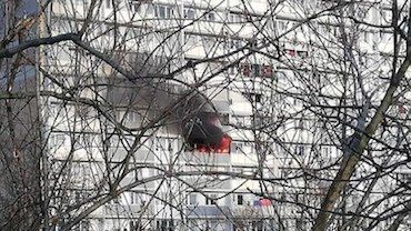 Mieszkanie w ogniu na os. Gwarków. Policja ewakuowała sąsiadów (video)