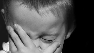 Przeraźliwy płacz dziecka a rodzice w stanie upojenia