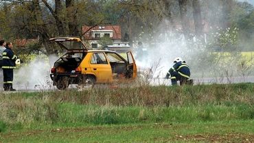 Ul. Pszczyńska: Samochód zapalił się w trakcie jazdy