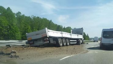 A1 w kierunku Ostrawy zablokowana. W barierki uderzyła ciężarówka