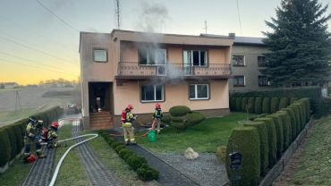 Pożar domu przy Cieszyńskiej. Mieszkaniec ewakuował się przed przybyciem strażaków