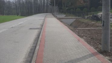 Bzie: nowy chodnik przy ul. Niepodległości