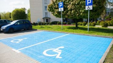 Pamiętaj! Nie parkuj na miejscu dla niepełnosprawnych. Są spore mandaty