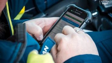 Poszukiwany wpadł w ręce policji przez zdezolowany samochód