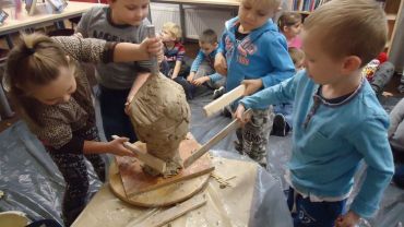 Dzieci z P2 wzięły udział w warsztatach rzeźbienia w glinie