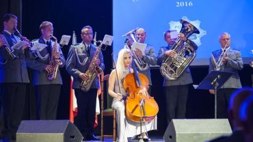 Bogusława Dudek, rzeczniczka jastrzębskiej policji, gra koncert