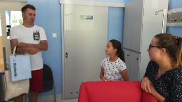 Bartosz Demczuk  odwiedził dzieci w jastrzębskim szpitalu
