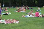 Mieszkańcy miasta korzystają z pięknej pogody na kąpielisku w Zdroju, 