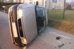 Poważna kolizja w Jastrzębiu. Samochód przewrócił się na bok i zatrzymał się na chodniku, KM PSP w Jastrzębiu-Zdroju