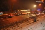 Samochód osobowy zderzył się z autobusem. Trzy osoby trafiły do szpitala, KMP w Jastrzębiu-Zdroju