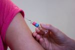 Seniorzy mogą skorzystać z bezpłatnych szczepionek przeciwko grypie, pixabay.com.pl