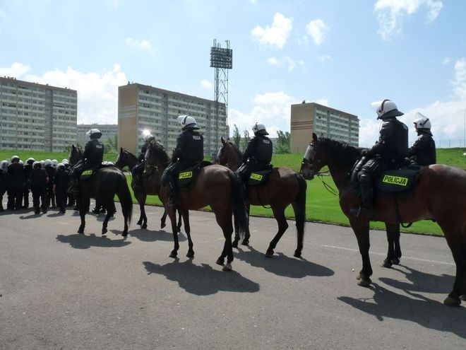 Policjanci cwiczyli na stadionie, KMP w Jastrzębiu-Zdroju