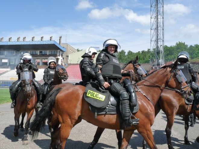 Policjanci ćwiczyli na stadionie z armatką wodną, KMP w Jastrzębiu-Zdroju