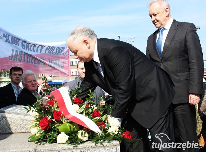 Jarosław Kaczyński pod pomnikiem Porozumienia Jastrzębskiego