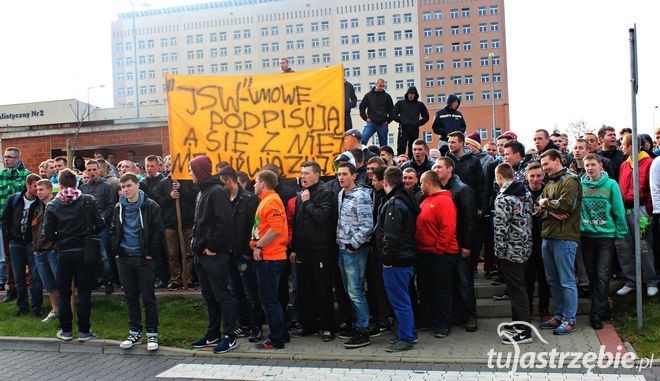 Pod siedzibą JSW zebrało się około 200 uczniów i absolwentów klas górniczych