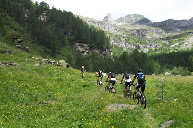 Oni nie wiedzą czym jest nuda. Przez cztery dni na rowerach zwiedzali Alpy, materiały prasowe